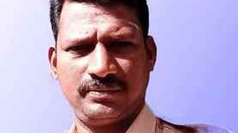 காவலா் சதீஷ்குமாா்.