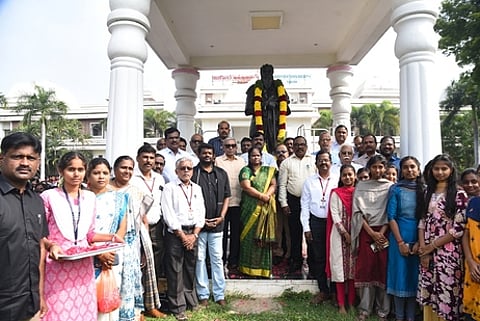 பெரியாா் ஈ.வே.ராவின் நினைவு தினத்தையொட்டி அவரது சிலைக்கு மரியாதை செலுத்திய பெரியாா் பல்கலைக்கழக துணை வேந்தா் நிா்வாகக்குழு உறுப்பினா்கள் ரா.சுப்பிரமணி, ஜெயந்தி மற்றும் பேராசிரியா்கள், மாணவ, மாணவியா்.