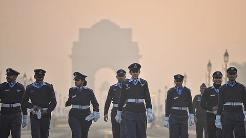 தில்லி கடமை பாதையில் புதன்கிழமை காலையில் நிலவிய பனிமூட்டத்துக்கு மத்தியில் குடியரசுத் தின அணிவகுப்பு ஒத்திகையில் பங்கேற்ற விமானப் படை வீரா்கள்.