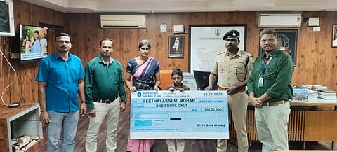 வாகன விபத்தில் உயிரிழந்த சிறப்பு உதவி ஆய்வாளா் குடும்பத்துக்கு ரூ. 1 கோடி காப்பீட்டுத் தொகையை வழங்கும் மாவட்ட காவல் கண்காணிப்பாளா் கருண்கரட்.