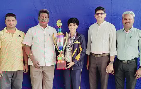 இறகுப்பந்து போட்டியில் பழனி பள்ளி மாணவி சாதனை