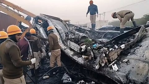 சித்ரதுர்காவில் அதிவேகமாக வந்த கன்டெய்னர் லாரி படுக்கை வசதி கொண்ட சொகுசு பேருந்து மீது மோதியதில், அந்தப் பேருந்து தீப்பிடித்ததில் 17 பேர் பலியாகினர். சம்பவ இடத்தில் பாதுகாப்புப் பணியில் காவலர்கள் ஈடுபட்டுள்ளனர்.