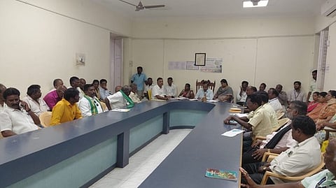 சாலையில் கோழிக்கழிவுகள் கொட்டுவதைத் தடுக்க கோரிக்கை