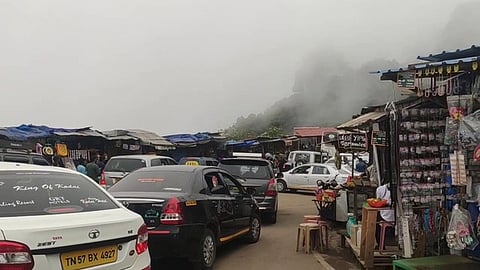 கொடைக்கானலில் குவிந்த சுற்றுலா பயணிகள்: போக்குவரத்து நெரிசல்