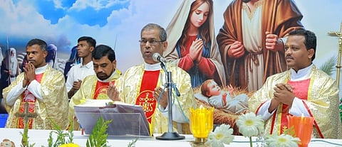 கிறிஸ்துமஸ் பண்டிகை:
கோவில்பட்டி, காமநாயக்கன்பட்டி தேவாலயங்களில் சிறப்பு வழிபாடு