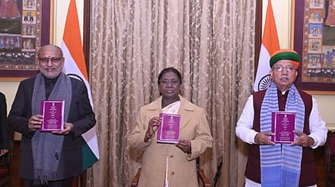 சந்தாலி மொழியில் இந்திய அரசியலமைப்பை குடியரசுத் தலைவர் திரௌபதி முர்மு வெளியிட்டுள்ளார்.