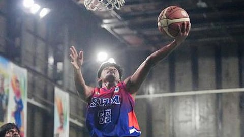 எஸ்ஆா்எம் ஐஎஸ்டி-பாண்டிச்சேரி பல்கலைக்கழக அணியினா்.