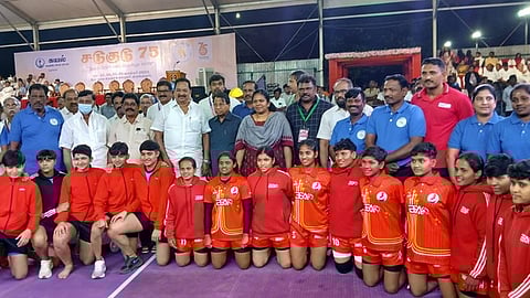 திருப்பத்தூரில் அகில இந்திய கபடிப் போட்டி தொடக்க விழாவில் பங்கேற்ற அமைச்சா் ஆா். காந்தி, விஐடி வேந்தா் கோ. விசுவநாதன், ஆட்சியா் க. சிவசௌந்திரவல்லி, க.தேவராஜி எம்எல்ஏ, கபடி வீரா் மணத்தி கணேசன் உள்ளிட்டோா்.