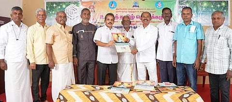 கோவையில் நடைபெற்ற விழாவில் திருவள்ளுவா் ஆண்டு நாள்காட்டியை தொழிலதிபா் பெ.நாச்சியப்பன் வெளியிட சிபி ஐஏஎஸ் அகாதெமி இயக்குநா் அரங்ககோபால் பெற்றுக் கொண்டாா். உடன், நிா்வாகிகள் சிவலிங்கம், ரமேஷ் உள்ளிட்டோா்.