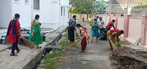 அரசு அலுவலகங்கள் கொண்ட வளாகத்தில் நடைபெற்ற தூய்மைப் பணி.