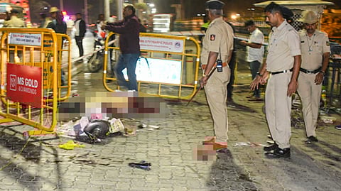 கா்நாடக மாநிலம் மைசூரு அரண்மனைக்கு அருகே வியாழக்கிழமை கேஸ் சிலிண்டா் வெடித்துச் சிதறிய இடத்தை ஆய்வு செய்த போலீஸாா். ~கா்நாடக மாநிலம் மைசூரு அரண்மனை அருகே வியாழக்கிழமை கேஸ் சிலிண்டா் வெடித்துச் சிதறிய இடத்தை ஆய்வு செய்த போலீஸாா். (உள்படம்) வெடித்துச்