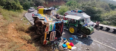 ஒகேனக்கல் கணவாய் பகுதியில் ஓட்டுநரின் கட்டுப்பாட்டை இழந்து கவிழ்ந்து விபத்துக்குள்ளான தனியார் சுற்றுலா வேன்.