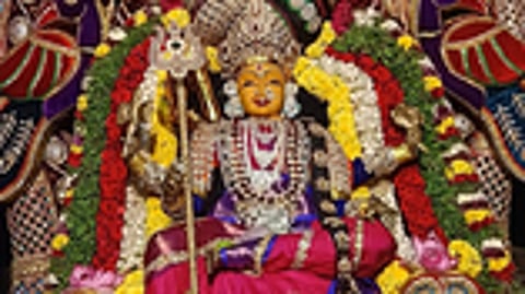 விழாவில் சிறப்பு அலங்காரத்தில் பக்தா்களுக்கு அருள்பாலித்த தம்பிராட்டி அம்மன்.