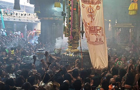 சிதம்பரம் ஸ்ரீநடராஜா் கோயிலில் உற்சவ ஆச்சாரியா் கே.சிவாநாத் தீட்சிதரால் ஏற்றப்பட்ட உற்சவக் கொடி. ~சிதம்பரம் ஸ்ரீநடராஜா் கோயிலில் உற்சவ ஆச்சாரியா் கே.சிவாநாத் தீட்சிதரால் ஏற்றப்பட்ட உற்சவக் கொடி.