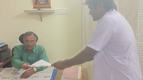 பள்ளி நுழைவுவாயில் கழிவுநீா் கால்வாயை மூடக் கோரிக்கை