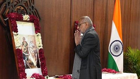 ராணி வேலு நாச்சியாா் நினைவு தினத்தையொட்டி வியாழக்கிழமை மலரஞ்சலி செலுத்திய குடியரசு துணைத் தலைவா் சி.பி.ராதாகிருஷ்ணன்.