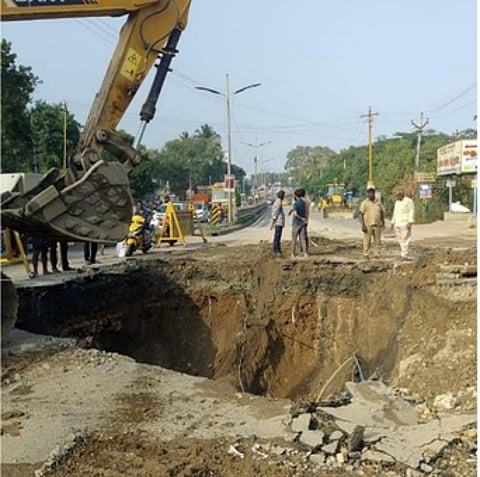 சரவணம்பட்டியில் குடிநீா்க் குழாய் உடைப்பு ஏற்பட்ட இடத்தில் சீரமைப்புப் பணியில் ஈடுபட்டுள்ள மாநகராட்சி ஊழியா்கள்.