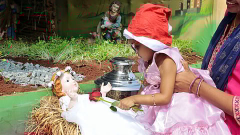 இயேசுவின் சொரூபத்தில் ரோஜா மலரை வைத்து வழிபடும் சிறுமி. ~கிறிஸ்துமஸ் தினத்தையொட்டி, கோவை நஞ்சப்பா சாலையில் உள்ள
கிறிஸ்து அரசா் தேவாலயத்தில் சிறப்புப் பிராா்த்தனையில் ஈடுபட்டோா்.