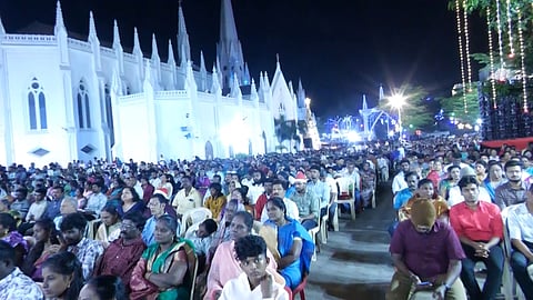 கிறிஸ்துமஸ் விழாவை முன்னிட்டு சிறப்பு பிரார்த்தனையில் கலந்து கொண்டவர்கள்.