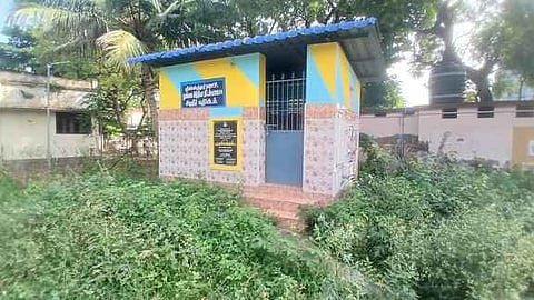 மடவாா் வளாகத்தில் பூட்டிக் கிடக்கும் சிறுநீா் கழிப்பிடத்தைத் திறக்கக் கோரிக்கை