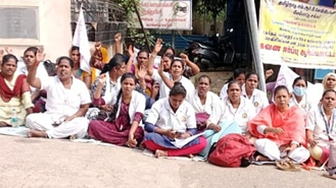 செங்கல்பட்டு அரசு மருத்துவக் கல்லூரி மருத்துவமனையில் செவிலியா் போராட்டம்