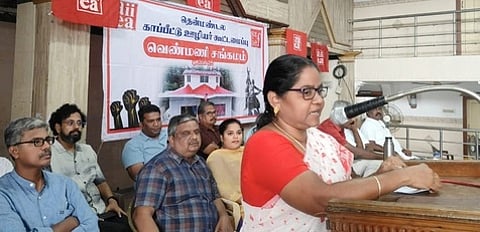 திருவாரூரில் நடைபெற்ற கருத்தரங்கில் பேசுகிறாா் தீண்டாமை ஒழிப்பு முன்னணியின் பொதுச் செயலாளா் பி.சுகந்தி.