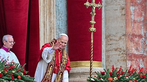 வாட்டிகன் சிட்டியில் உள்ள புனித பேதுரு திருச்சபையில் கிறிஸ்துமஸ் திருப்பலி உரைக்கு முன்னதாக அங்கிருந்தவா்களை நோக்கி வியாழக்கிழமை கையசைத்த போப் லியோ.