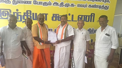வாக்காளா் பட்டியலை வீடுவீடாக சென்று சரிபாா்க்க காங்கிரஸாருக்கு அறிவுறுத்தல்