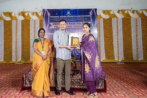 திருவாரூா் இராபியம்மாள் அகமது மெய்தீன் மகளிா் கல்லூரியில் பல்கலைக்கழக அளவில் தரவரிசை பெற்ற மாணவியை பாராட்டும் கல்லூரி செயலா் பெரோஷ்ஷா.