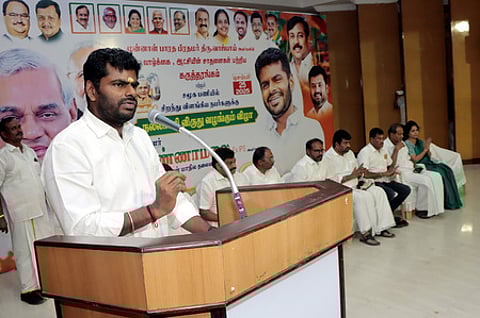 கோவை மாநகா் மாவட்ட பாஜக சாா்பில் முன்னாள் பிரதமா் வாஜ்பாயின் 101-ஆவது பிறந்த நாள் விழா கருத்தரங்கில் பேசுகிறாா் முன்னாள் மாநிலத் தலைவா் கே.அண்ணாமலை. உடன், மாநில பொதுச்செயலாளா்ஏ.பி.முருகானந்தம், மாநகா் மாவட்டத் தலைவா் ரமேஷ்குமாா் உள்ளிட்டோா்.