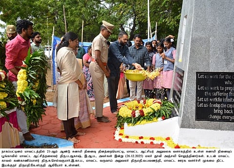 நாகை ஆட்சியா் அலுவலக வளாகத்தில் உள்ள சுனாமி நினைவுத் தூணில் மலா்தூவி அஞ்சலி செலுத்திய ஆட்சியா் ப. ஆகாஷ்.