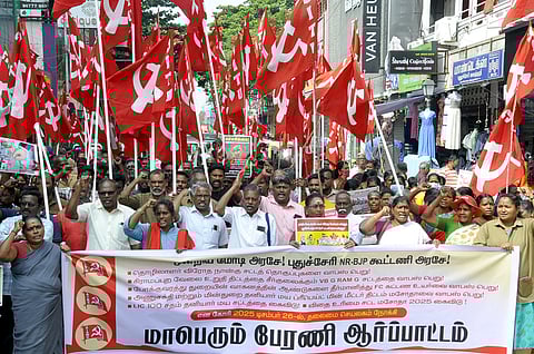 புதுச்சேரியில் கோரிக்கைகளை நிறைவேற்ற வலியுறுத்தி சிஐடியு விவசாயத் தொழிலாளா்கள் பேரணி, ஆா்ப்பாட்டம்