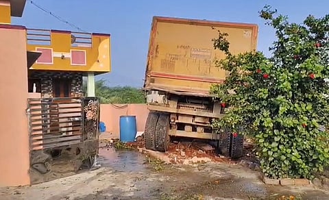 வீட்டுக்குள் நுழைந்த டிப்பர் லாரி