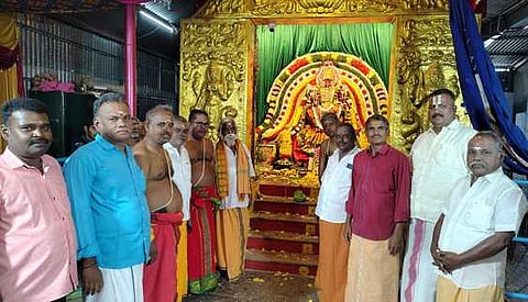 பட விளக்கம்: மண்ணச்சநல்லூா் வணிக வைசியா் சங்கம் சாா்பில் நடைபெறும் பகவதி அம்மன் கோயில் திருவிழாவில் வெள்ளிக்கிழமை பகவதி அம்மன் அலங்காரத்தில்