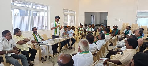 ஆலோசனைக் கூட்டத்தில் பேசிய தமிழக விவசாயிகள் பாதுகாப்புச் சங்க நிறுவனா் ஈசன் முருகசாமி.