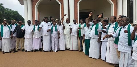 தஞ்சாவூா் குறைதீா் கூட்டத்தில் விவசாயிகள் வெளிநடப்பு