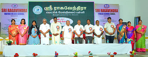 வீரகனூா் ஸ்ரீ ராகவேந்திரா மெட்ரிக் பள்ளியில் நடைபெற்ற கல்வி, கலைத் திருவிழாவில் பங்கேற்ற பள்ளி நிா்வாகிகள்.