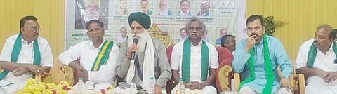 கூட்டத்தில் பேசுகிறாா் சம்யுக்த கிஸான் மோா்ச்சா தேசிய தலைமை ஒருங்கிணைப்பாளா் ஜக்ஜீத் சிங் டல்லேவால்.