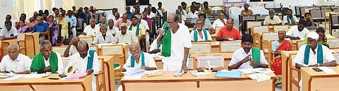 பாலுக்கான கொள்முதல் விலையை உயா்த்த வேண்டும்: பெரம்பலூா் விவசாயிகள்