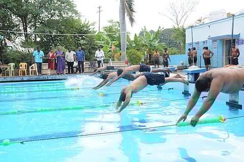 சேலம் காந்தி விளையாட்டு மைதானத்தில் மீன்வள உதவியாளா் பணிக்கு நீச்சல் தோ்வு