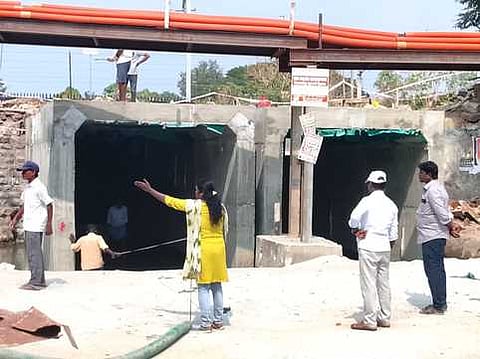 அரக்கோணம் இரட்டைக்கண் வாராவதி சுரங்கப் பாலத்தில் இருப்பாதை நீட்டிப்புப் பணிகளுக்காக அமைக்கப்பட்டு முடிவடையும் நிலையில் உள்ள காங்கிரீட் அமைப்புகள்.