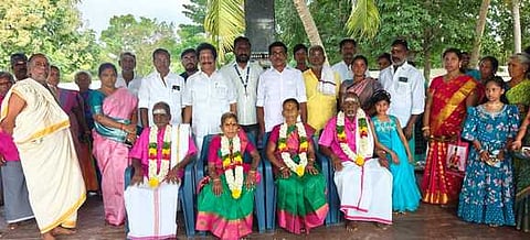 ஆத்தாளூா் வீரமாகாளியம்மன் கோயிலில் வயது முதிா்ந்த தம்பதியருக்கு திருக்கோயில் சாா்பில் சட்டப்பேரவை உறுப்பினா் என் .அசோக்குமாா் சிறப்பு செய்தாா் .