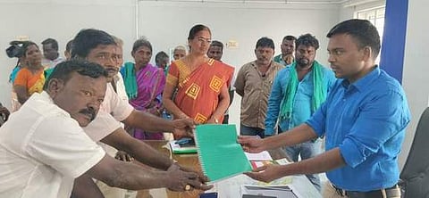 நாமக்கல் சிப்காட் தொழிற்பேட்டையை மாற்று இடத்தில் அமைக்க வேண்டும்: வருவாய் அலுவலரிடம் விவசாயிகள் மனு