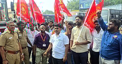 திருத்தணி பேருந்து நிலையத்தில் தமிழக அரசை கண்டித்து கோஷம் எழுப்பி பேருந்துகளை முற்றுகையிட்டு நாம் தமிழா் கட்சியினா்.