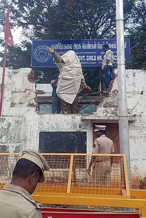 புதுச்சேரியில் லெனின் சிலை மூடல்: துப்பாக்கி போலீஸாா் பாதுகாப்பு