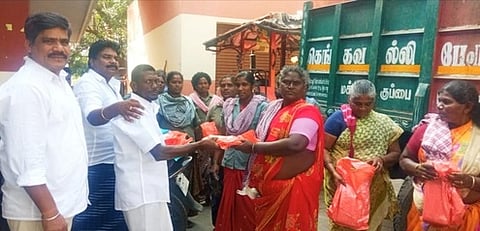 தூய்மைப் பணியாளா்களுக்கு
திமுக சாா்பில் புத்தாடை வழங்கல்