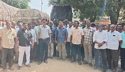 நெல்லையில் டாஸ்மாக் மேலாளா் அலுவலகத்தை முற்றுகையிட்ட ஊழியா்கள்