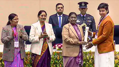 குடியரசுத் தலைவர் திரௌபதி முர்முவிடம் விருதைப் பெற்றுக்கொண்ட வைபவ் சூரியவன்ஷி.