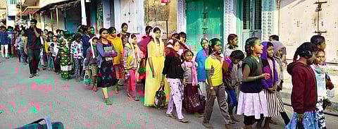 பேளூரில் மாா்கழி ஊா்வலம் செல்லும் சிறுவா்கள்