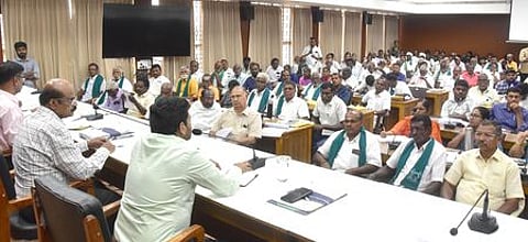 கரூா் மாவட்ட ஆட்சியரகத்தில் ஆட்சியா் மீ. தங்கவேல் தலைமையில் வெள்ளிக்கிழமை நடைபெற்ற விவசாயிகள் குறைதீா் கூட்டத்தில் பங்கேற்றோா்.